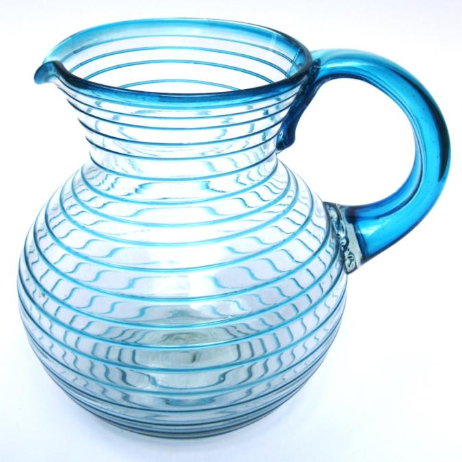 VIDRIO SOPLADO al Mayoreo / Jarra de vidrio soplado con espiral azul aqua / sta jarra es una obra de arte en si misma. Sus remolinos azul aqua le dan un bello toque al diseo.
